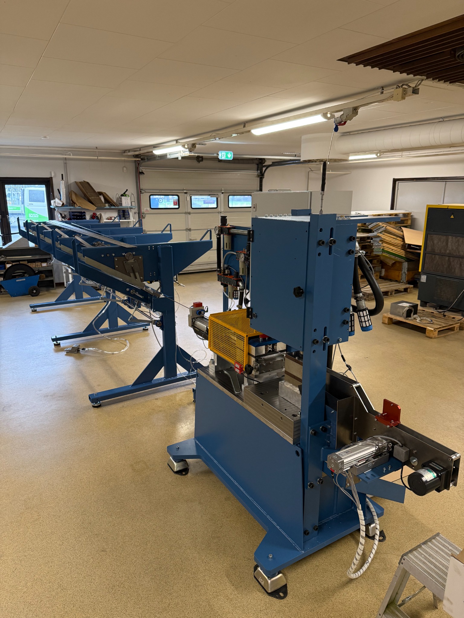 Exotec-maskin för industriell höghastighetskapning.
