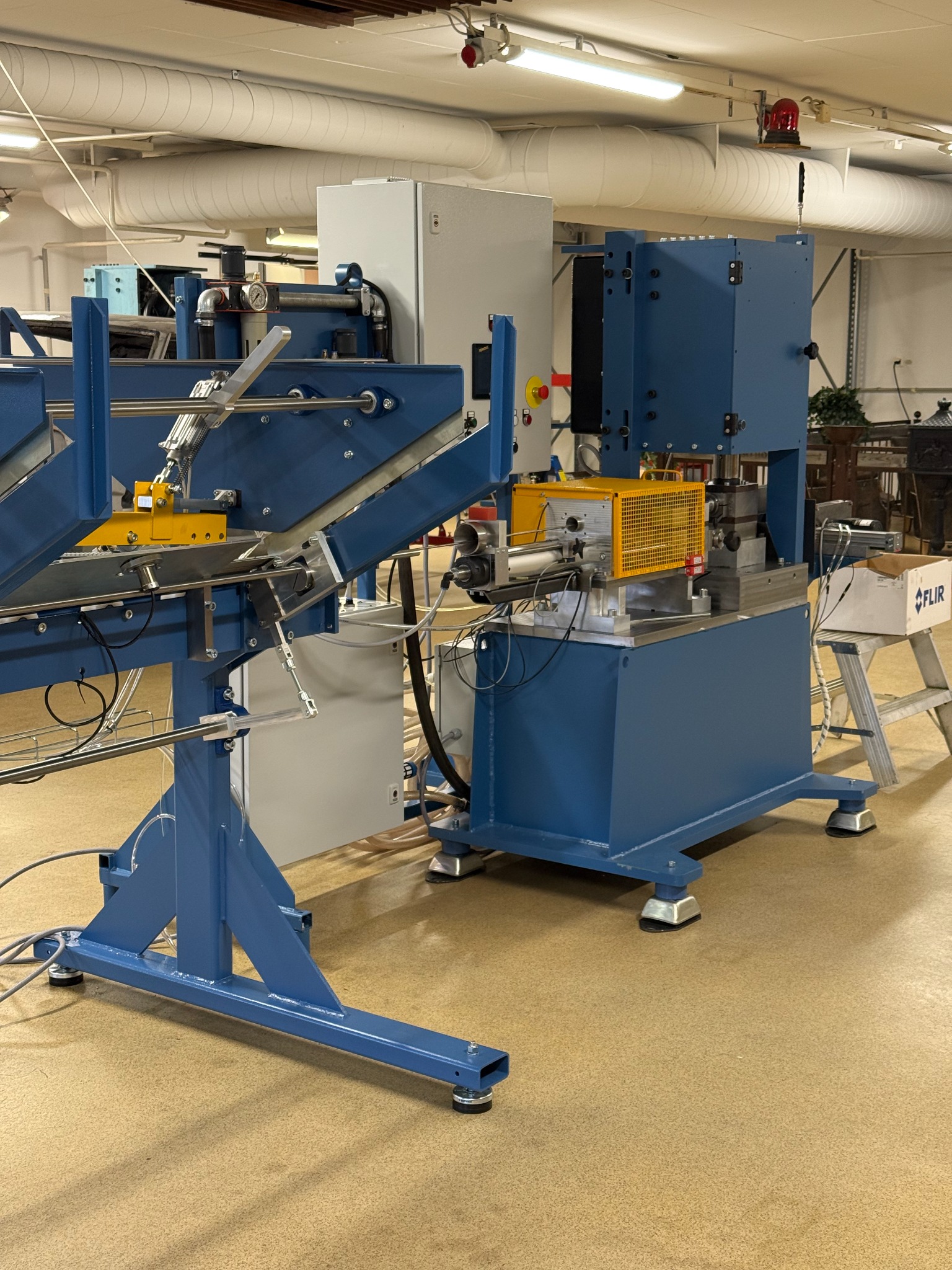 Exotec-maskin med materialmatning